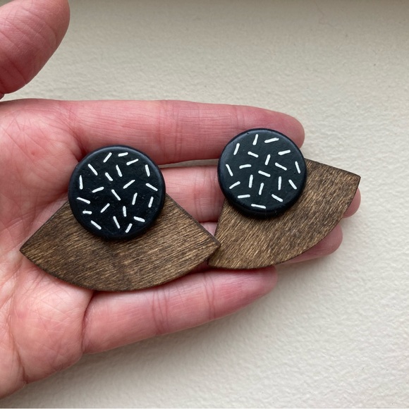 Retro wood and black stud earrings - Picture 2 of 2